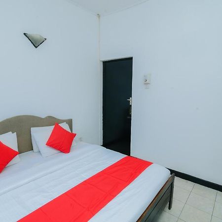 Oyo 479 Water Front Hotel Канди Екстериор снимка