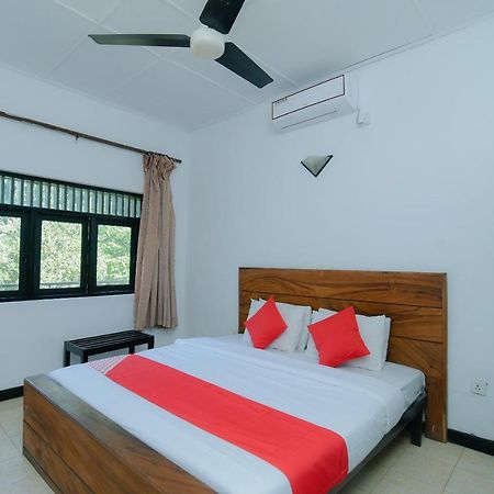 Oyo 479 Water Front Hotel Канди Екстериор снимка