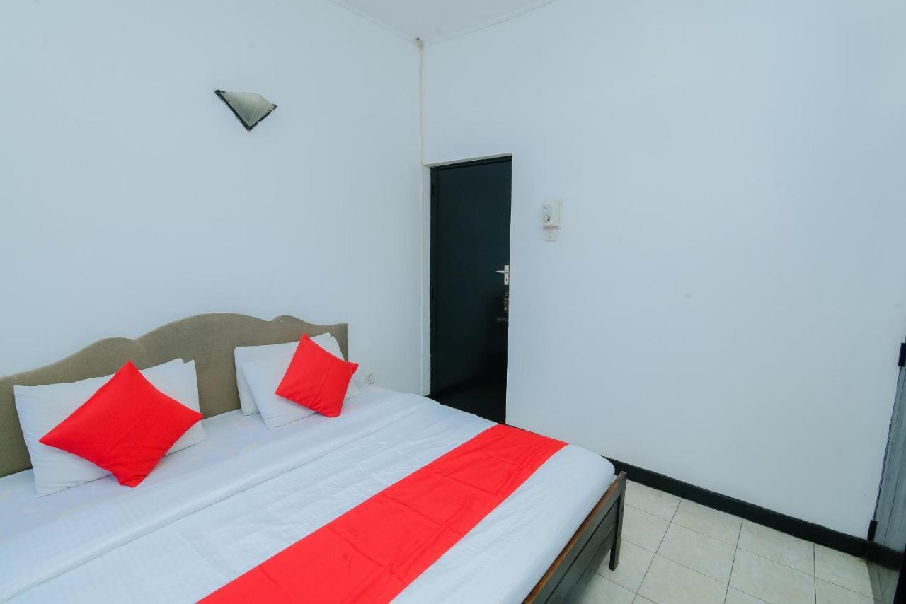 Oyo 479 Water Front Hotel Канди Екстериор снимка