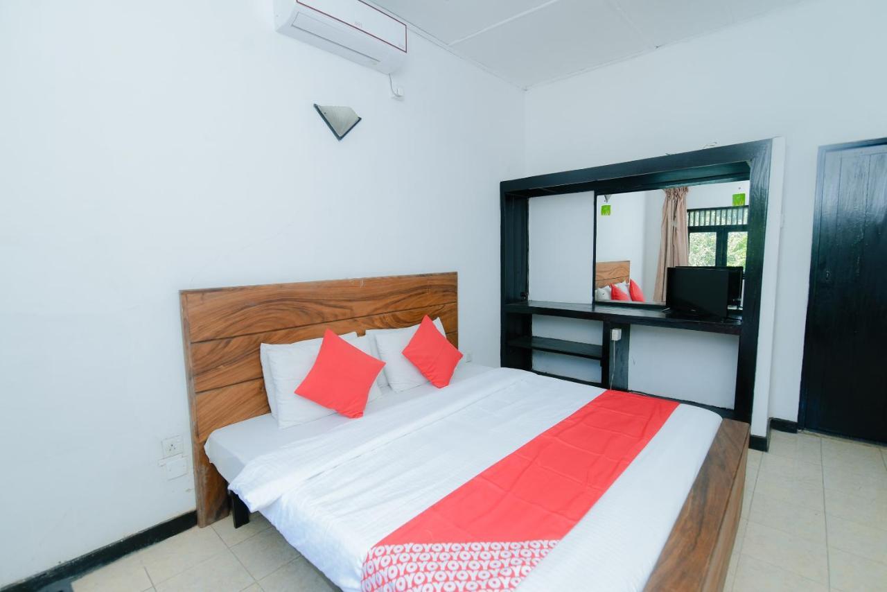 Oyo 479 Water Front Hotel Канди Екстериор снимка