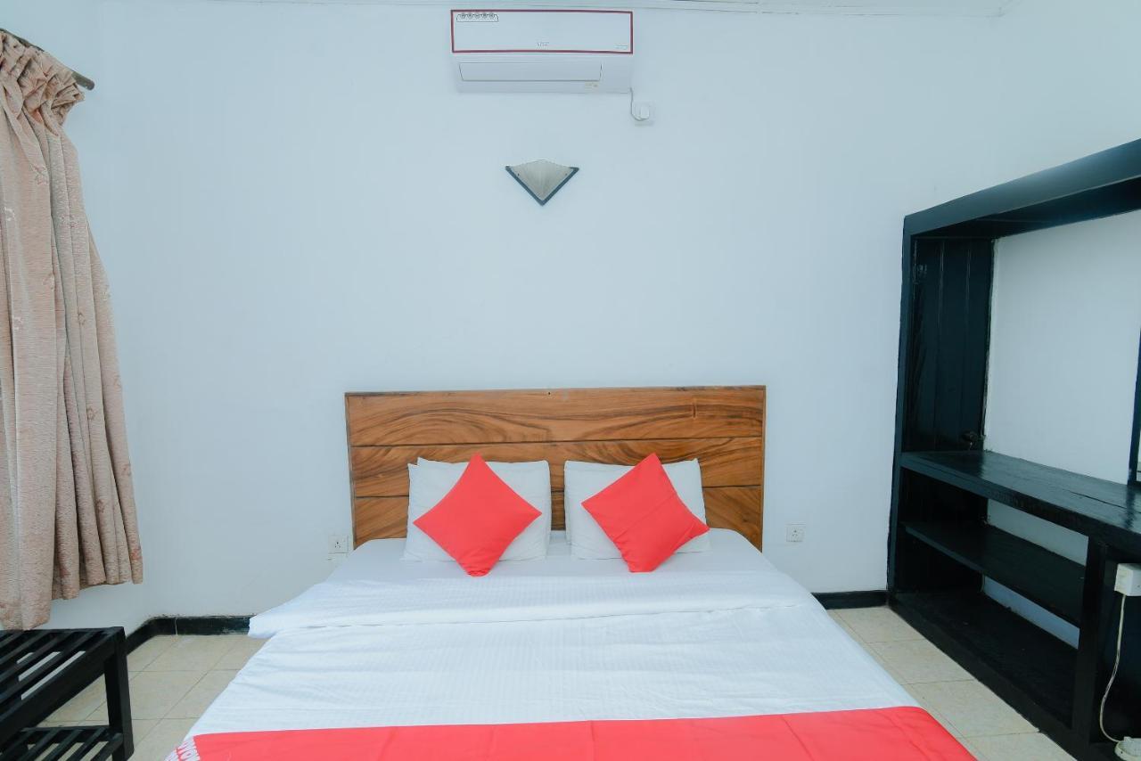 Oyo 479 Water Front Hotel Канди Екстериор снимка