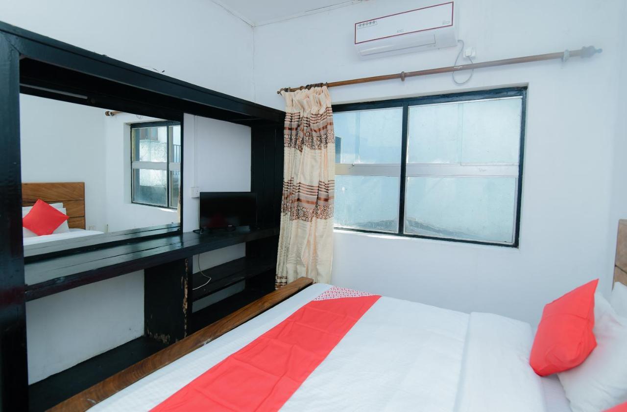 Oyo 479 Water Front Hotel Канди Екстериор снимка