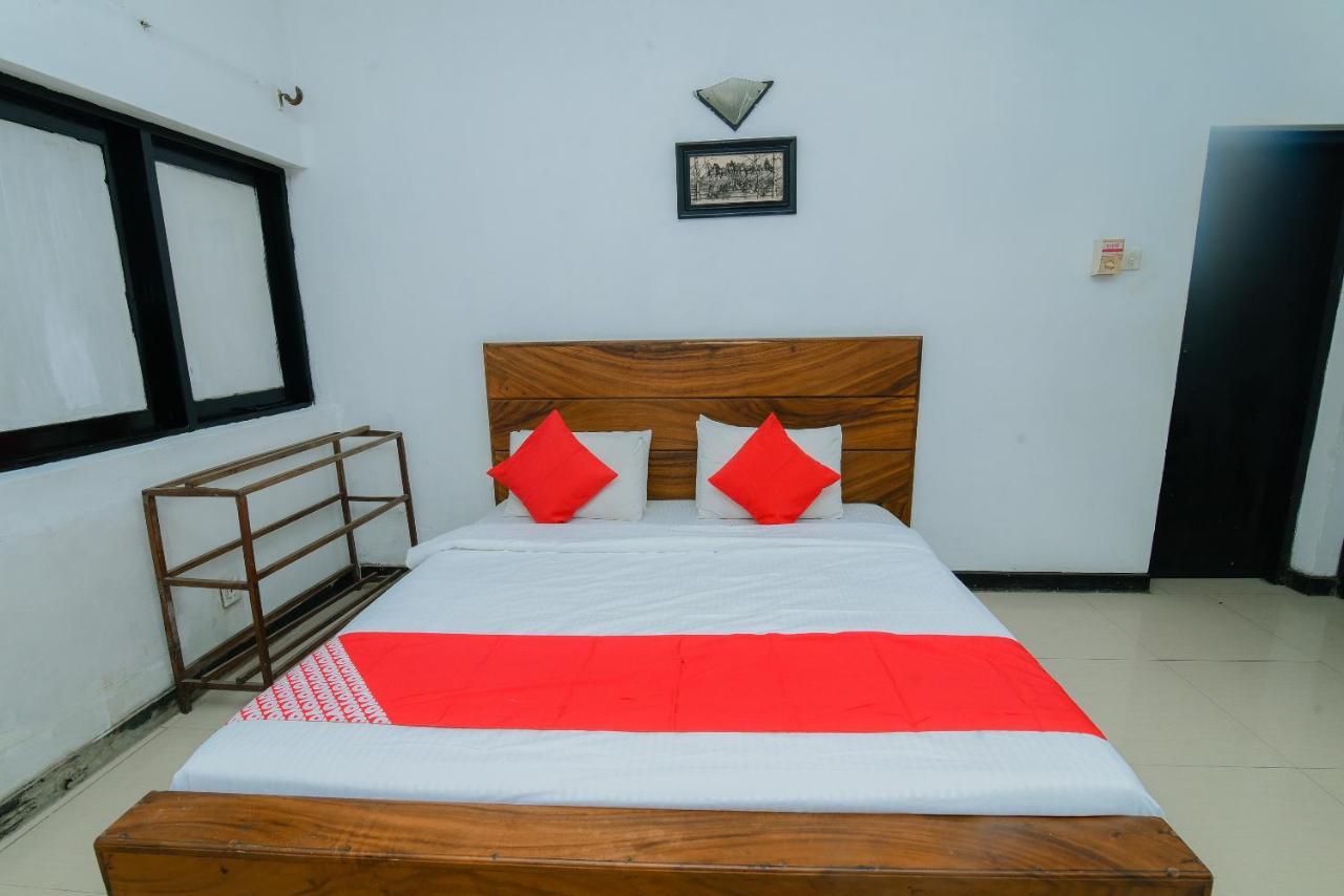 Oyo 479 Water Front Hotel Канди Екстериор снимка