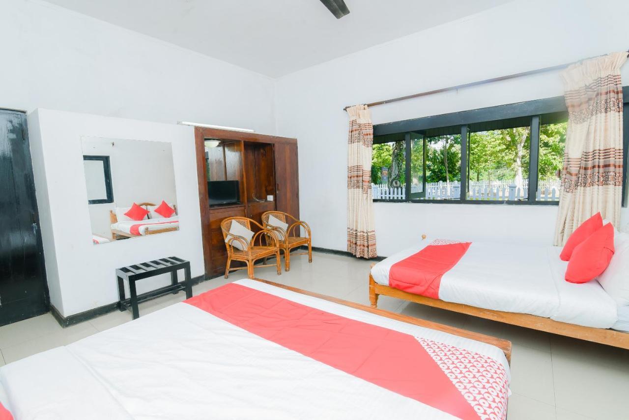 Oyo 479 Water Front Hotel Канди Екстериор снимка