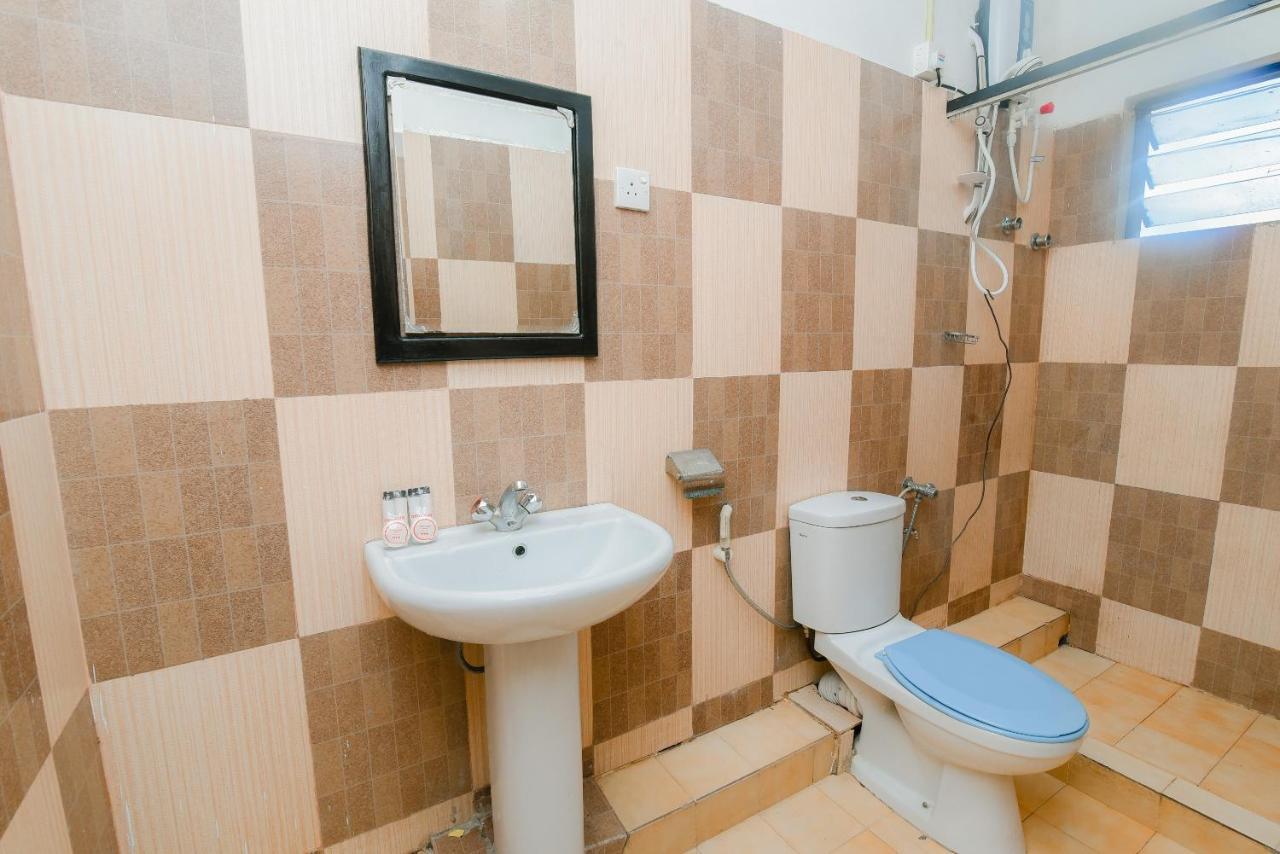 Oyo 479 Water Front Hotel Канди Екстериор снимка