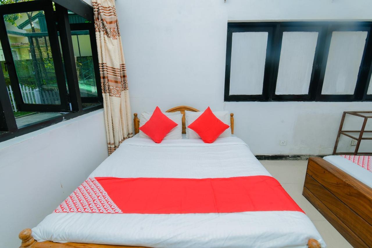 Oyo 479 Water Front Hotel Канди Екстериор снимка