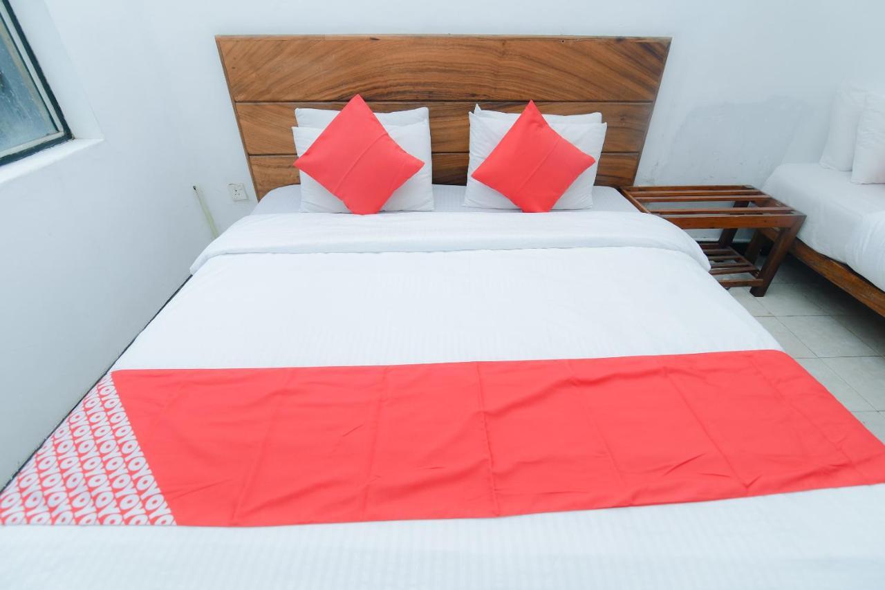 Oyo 479 Water Front Hotel Канди Екстериор снимка