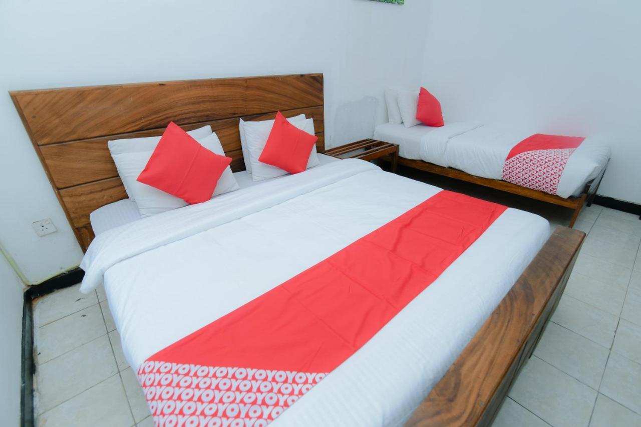 Oyo 479 Water Front Hotel Канди Екстериор снимка